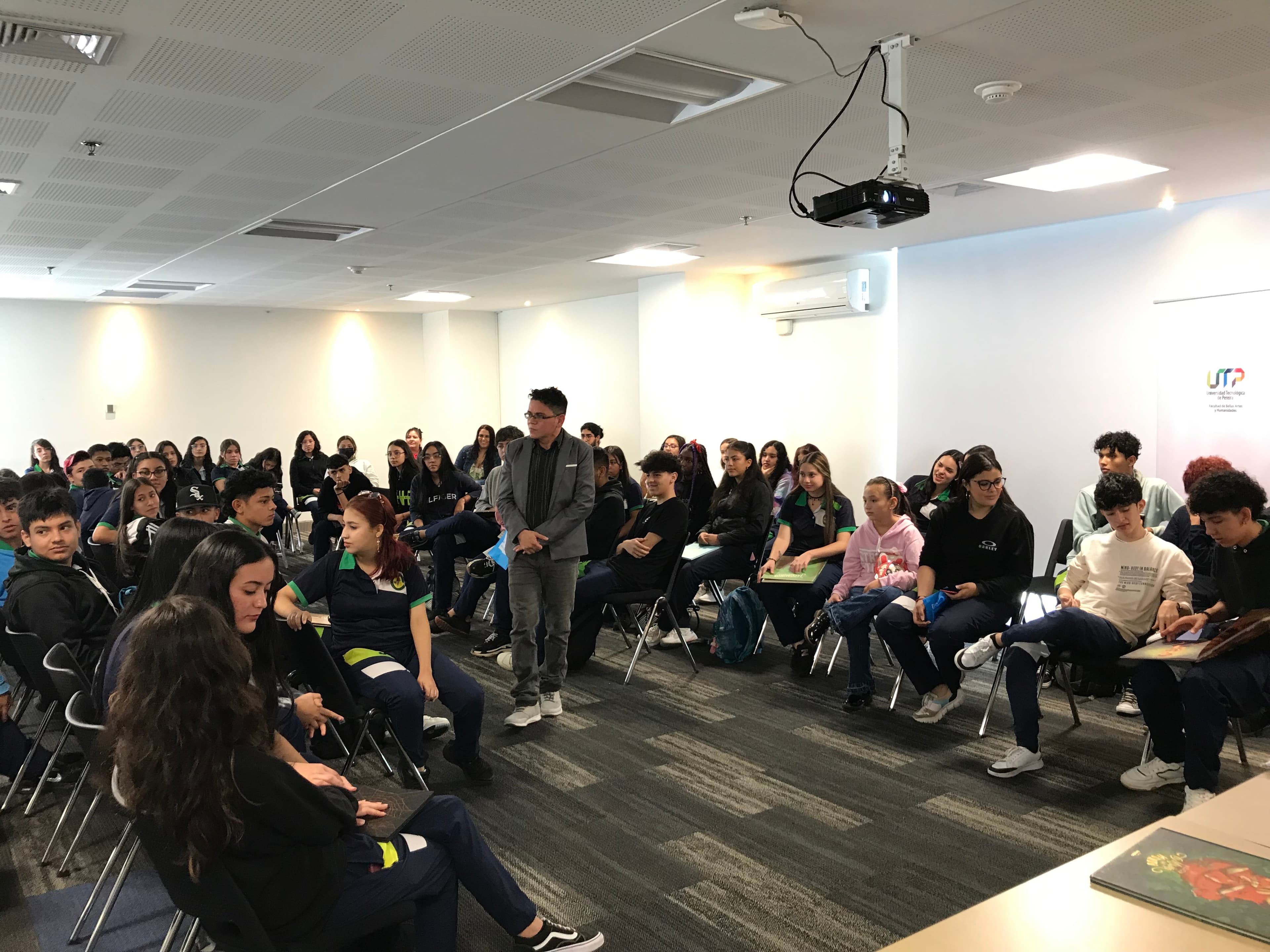 Sesión con estudiantes en la Facultad de Bellas Artes y Humanidades