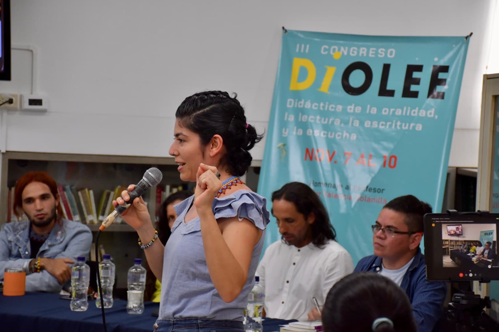 Panelista hablando en el Congreso DiOLEE