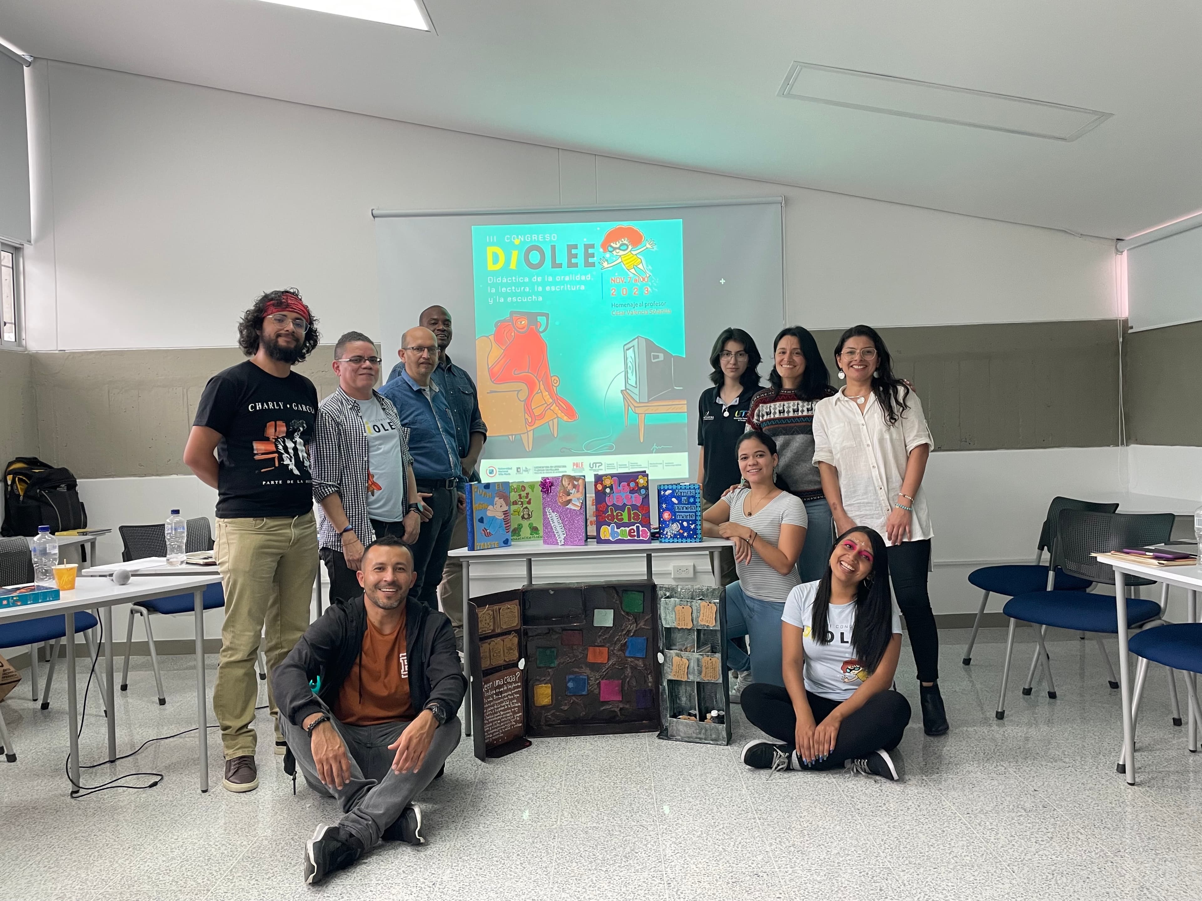 Equipo DIOLEE junto a materiales didácticos elaborados