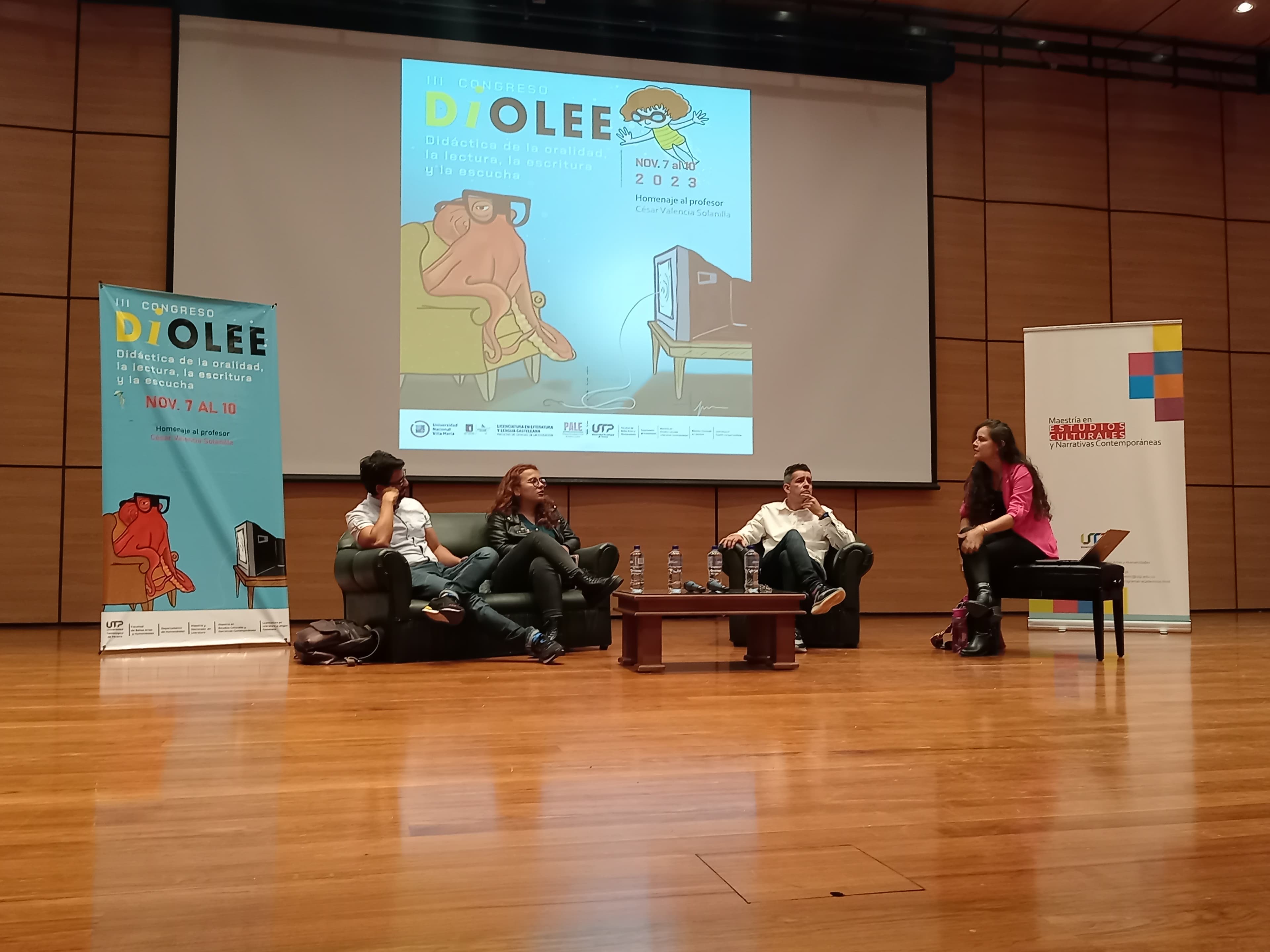 Panel de conversatorio del Congreso DiOLEE en auditorio